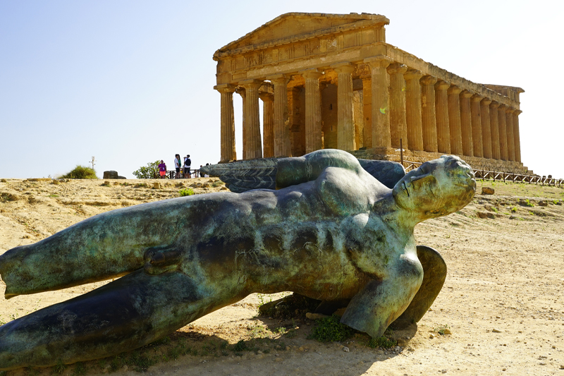 Temple de la Concorde et statue d'Icare dans la Vallée des Temples d'Agrigente