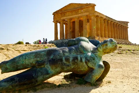Temple de la Concorde et statue d'Icare dans la Vallée des Temples d'Agrigente